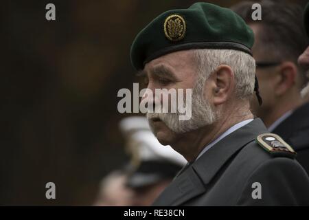 Le chef de la réserve de l'armée allemand Bernd Quirin marque une pause pendant une journée de deuil national allemand célébration cérémonie au cimetière militaire de Kolmeshöhe à Bitburg, Allemagne, le 13 novembre 2016. La journée, connu comme Volkstrauertag en allemand, observe le coût humain de la guerre et a été établi à la suite de la conclusion de la Première Guerre mondiale. Banque D'Images