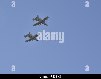 Deux A-10 Thunderbolt II à partir de la 478e Escadre de chasse, D. Whiteman Air Force Base, Mo., survoler Paige champ à la Sprint Campus à Overland Park, au Kansas, le 10 novembre 2016. Les membres de la communauté se sont réunis au domaine pour la 9e Paige la Journée des anciens combattants de célébration annuelle pour remercier les membres du service et d'anciens combattants et d'en apprendre davantage sur l'histoire militaire, l'équipement et des missions. Banque D'Images