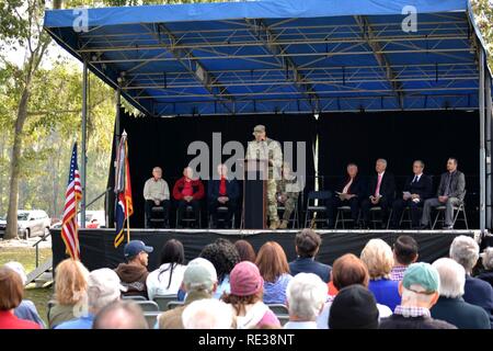 Le colonel Phil Brooks, le commandant pour la 1st Armored Brigade Combat Team, 3e Division d'infanterie, s'adresse à la foule à J.F. Gregory Park pendant la cérémonie de la Journée des anciens combattants de Richmond Hill le 11 novembre. Banque D'Images