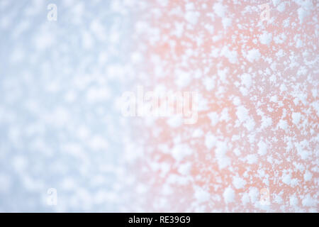 Gros flocons de neige sur la fenêtre, macro, Close up. Banque D'Images