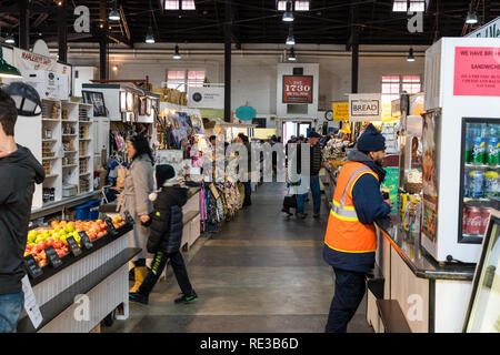 Lancaster, PA, USA, le 18 janvier 2019 : une variété de fruits et légumes frais au marché central, au centre-ville de Lancaster City sont en vente. Banque D'Images