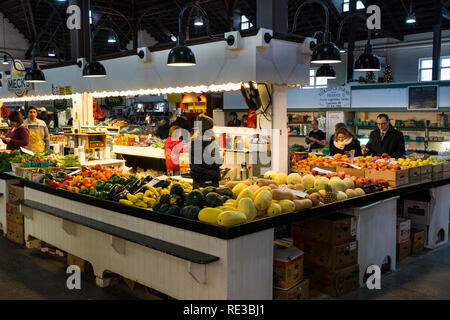 Lancaster, PA, USA, le 18 janvier 2019 : une variété de fruits et légumes frais au marché central, au centre-ville de Lancaster City sont en vente. Banque D'Images