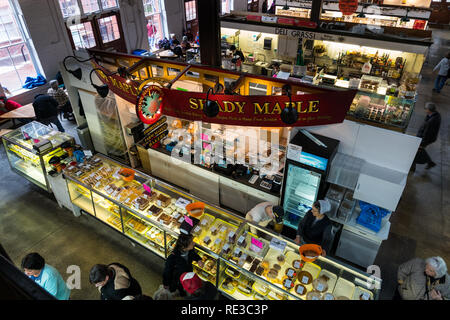 Lancaster, PA, USA, le 18 janvier 2019 : un assortiment de produits de boulangerie sur le marché central, au centre-ville de Lancaster City est en vente. Banque D'Images