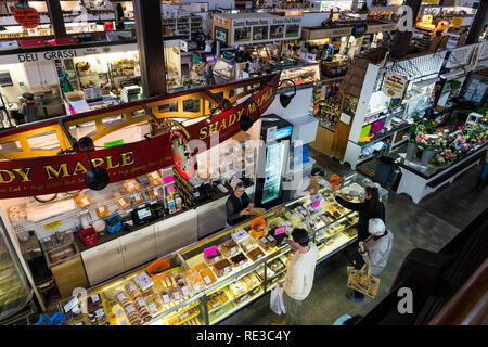 Lancaster, PA, USA, le 18 janvier 2019 : un assortiment de produits de boulangerie sur le marché central, au centre-ville de Lancaster City est en vente. Banque D'Images