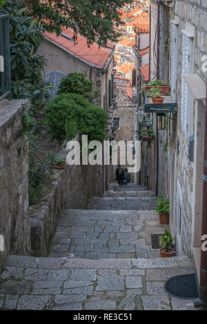 Dubrovnik, Croatie - Avril 2018 : Les étapes sur l'abrupte rue étroite passage entre des immeubles d'habitation dans la vieille ville de Dubrovnik Banque D'Images