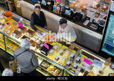 Lancaster, PA, USA, le 18 janvier 2019 : un assortiment de produits de boulangerie sur le marché central, au centre-ville de Lancaster City est en vente. Banque D'Images