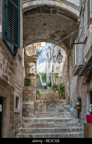 Dubrovnik, Croatie - Avril 2018 : Les étapes sur l'abrupte rue étroite passage entre des immeubles d'habitation dans la vieille ville de Dubrovnik Banque D'Images