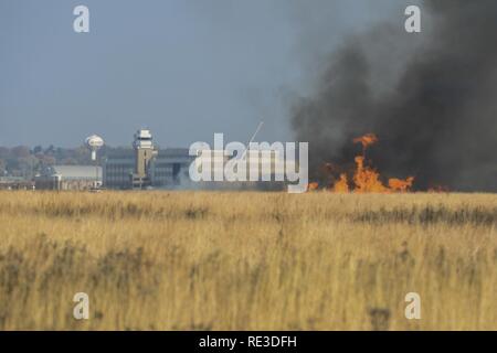 Le feu brûle à travers la végétation lourde lors d'un brûlage contrôlé à Huffman Prairie, Wright-Patterson Air Force Base, Ohio, Nov 16, 2016. Des prairies Huffman est situé au sud-est de l'Wright-Patterson deux pistes. L'Armée de l'air veille à la protection de l'environnement pour les terres, qui comprennent une partie du patrimoine de l'Aviation de Dayton National Historical Park. Banque D'Images