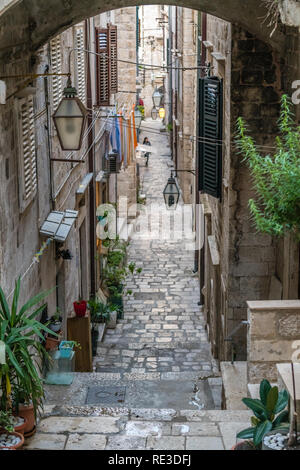 Dubrovnik, Croatie - Avril 2018 : Les étapes sur l'abrupte rue étroite passage entre des immeubles d'habitation dans la vieille ville de Dubrovnik Banque D'Images