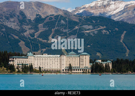 Fairmont Chateau Lake Louise hotel à Lake Louise en premier plan et s'exécute sur la colline de ski montagne derrière, dans le parc national Banff, Alberta, Canada. Banque D'Images