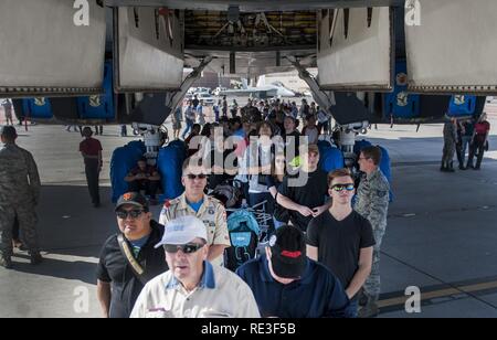 Les spectateurs de la Nation d'aviation air show à attendre en ligne pour entrer dans le cockpit du B-1 Lancer sur la base aérienne Nellis, Nevada, 12 novembre 2016. Pour renforcer cette relation, la Nation d'Aviation Air show 2016 a accueilli un nombre record de participants de partout dans le monde. Banque D'Images
