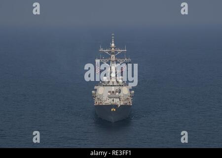 Le Golfe Arabique (nov. 17, 2016) Le destroyer USS-missiles Hopper (DDG 70) transits dans le golfe Arabe. Hopper soutient les opérations de sécurité maritime et les efforts de coopération en matière de sécurité dans le théâtre dans la 5e flotte américaine zone d'opérations. Banque D'Images