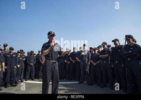 Le Golfe Arabique (nov. 17, 2016) Arrière Adm. Jim Malloy, commandant de la Task Force 50, parle de l'équipage de l'USS destroyer lance-missiles Hopper (DDG 70) sur le pont d'envol du navire. Hopper soutient les opérations de sécurité maritime et les efforts de coopération en matière de sécurité dans le théâtre dans la 5e flotte américaine zone d'opérations. Banque D'Images