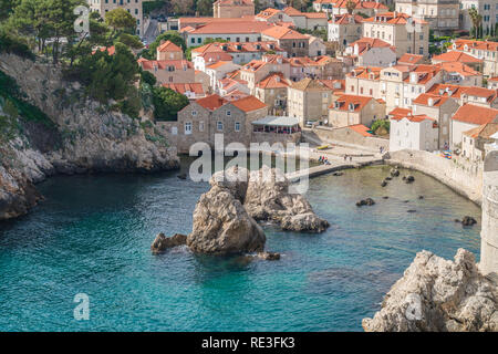 Dubrovnik, Croatie - Avril 2018 : Rocky Bay et boat landing dans la vieille ville de Dubrovnik Banque D'Images