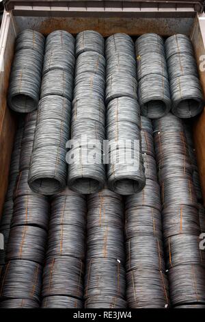 D'un cargo avec les rouleaux de fil d'acier sur le Rhine-Herne Canal, Herne, Rhénanie du Nord-Westphalie Banque D'Images