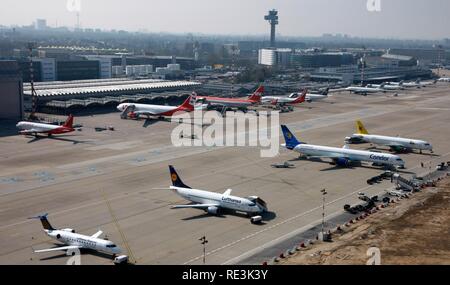 L'Aéroport International de Düsseldorf, les avions stationnés sur le tarmac, Düsseldorf, Rhénanie du Nord-Westphalie Banque D'Images