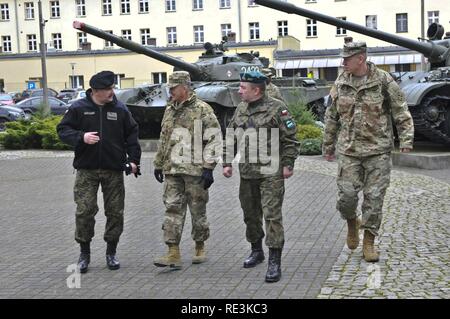 (De gauche à droite) Le général des Forces armées polonaises Jaroslaw Mika, Commandant, 11e Division de cavalerie blindée, parle avec le général Daniel Allyn, United States Army Vice-chef de cabinet ; le Lieutenant-général des Forces armées polonaises Leszek Surawski, Commandant, 16e division mécanisée de l'armée américaine ; et Brigue. Le général Kenneth L. Kamper, général commandant adjoint du 4ème Division d'infanterie, au cours d'une visite à la maison du patrimoine Musée militaire de Zagan, Pologne, le 15 novembre 2016. Allyn et Kamper avait en Pologne pour voir les bases militaires polonais et les secteurs d'entraînement en préparation pour le 4ème Inf. La Division de l'prochain déploiement à l'appui de l'OTAN SA Banque D'Images