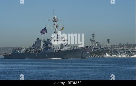 SAN DIEGO (nov. 14, 2016) - La classe Arleigh Burke destroyer lance-missiles USS Spruance (DDG 111) revient à son port d'attache, base navale de San Diego, après avoir effectué un déploiement de sept mois, le 14 novembre. Spruance, ainsi que les destroyers lance-missiles USS DECATUR (DDG 73) et USS Momsen (DDG 92), déployée à l'appui de la sûreté maritime et de la stabilité dans la région du Pacifique-Indo-Asia dans le cadre de la 3ème Flotte du Pacifique des États-Unis inaugurale du Groupe d'action de surface, sous le commandant de l'Escadron de destroyers (CD) 31. Banque D'Images