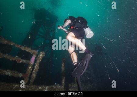 Maître de 2e classe Alec Stuller, affecté à l'unité mobile de récupération de plongée (MDSU) 1, plongée plongées sur le HMAS Adelaide (FFG 01) naufrage au cours de l'exercice 2016 Dugong, à Sydney, Australie, le 14 novembre 2016. Le Dugong est un bi-latérale U.S Navy et de la Royal Australian Navy d'entraînement, l'avancement au niveau tactique, l'intégration des composants du service aux États-Unis, la capacité et l'interopérabilité avec l'équipe de plongeurs-démineurs de l'Australie (AUSCDT). Banque D'Images