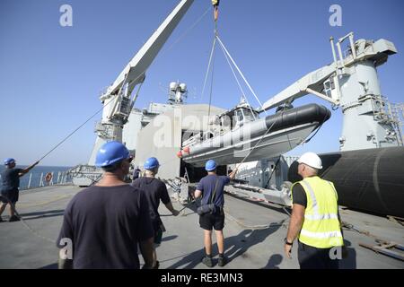 Les marins affectés au commandant, Task Group (CTG) 56,1 56,1 des explosifs et munitions, l'une unité mobile et de la Marine royale, embarquée à bord de la baie de Lyme de demandes (L 3007), l'utilisation d'une grue pour déployer une de 11 mètres de pneumatique à coque rigide en France la lutte contre les mines de l'exercice 17-1. L'exercice bilatéral sert à renforcer la coopération, l'entraide MCM des capacités et de l'interopérabilité entre les États-Unis et le Royaume-Uni les forces navales en garantissant le libre échange du commerce, la liberté de navigation et à long terme de la sécurité régionale. CTG-56.1 mène la lutte contre les mines, des explosifs et munitions, plongée, sauvetage et vigueur prote Banque D'Images