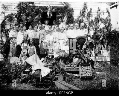 . Jardinage à l'école et à la maison ; un manuel pour les jeunes, et les plans, suggestions et aide pour les enseignants, dirigeants de club et les organisateurs. Jardinage ; jardins de l'école. Des CONCOURS ET DES TRAVAUX DU CLUB 295 communauté. L'enfant entraîne souvent le parent à suivre de meilleures méthodes de production. Lignes de Travail.-Il y a peu d'uniformité dans les lignes de notre suivi par clubs dans différentes localités. Beaucoup ont porté sur les concours en maïs (Fig. 153). Quelques-uns ont pris de plus en plus de la tomate. Clubs de laitue, l'oignon, betterave à sucre clubs clubs, clubs de pommes de terre, de patates douces, de clubs clubs de luzerne, lit bébé-. FlG. 152.-l'école rurale Banque D'Images