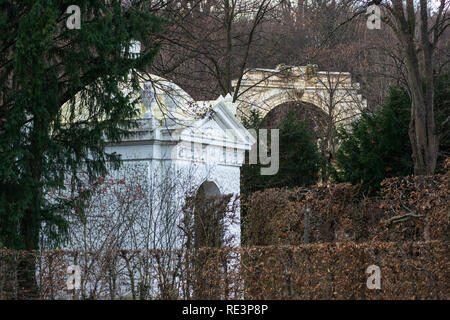 La fontaine Schöner Brunnen à l'avant avec Römische Ruine - fausses ruines romaines à l'arrière dans les jardins du palais Schönbrunn gardens, Vienne, Autriche. Banque D'Images