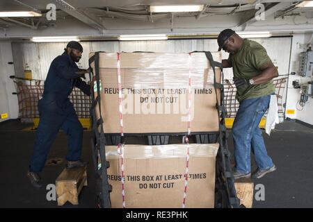 Le Golfe Arabique (nov. 16, 2016) Christopher l'Outreterre, gauche, et Quincy Williams se préparer pour un prochain cargo de ravitaillement en mer à bord du navire de soutien de combat rapide USNS arctique (T-AOE 8). L'Arctique est déployé des navires des forces maritimes de la coalition dans la 5e flotte américaine zone d'opérations. Banque D'Images