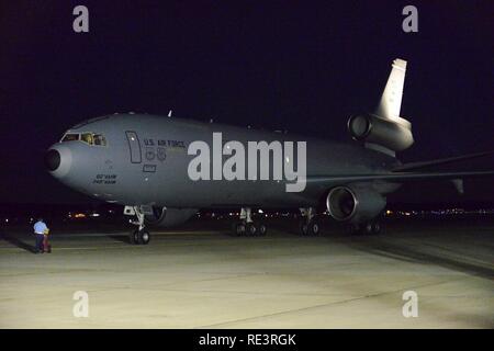 Un KC-10 Extender, attribué à Travis Air Force Base, en Californie, est situé sur l'axe de vol après son retour de drapeau vert 17-2 à Nellis AFB, Nevada avec F-16CM Fighting Falcon pilotes et 20e Unité de maintenance d'aéronefs aviateurs à Shaw AFB, S.C., le 10 novembre. Drapeau vert est un exercice qui fournit l'air-sol formation opérationnelle, flying F-16s à l'extérieur de Nellis AFB pour appuyer les troupes de l'Armée américaine à Fort Irwin, en Californie. Banque D'Images