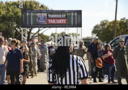 FORT WORTH, Texas (nov. 17, 2016) Ford héberge le plus difficile pour le service de hayon Ford, membres civils de la défense et de leurs familles au Naval Air Station Joint Reserve Base Fort Worth. L'événement fait partie d'un 9-visite de la ville d'honorer les membres de l'ensemble des États-Unis. Banque D'Images