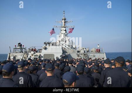 Le Golfe Arabique (nov. 17, 2016) Arrière Adm. Jim Malloy, commandant de la Task Force 50, parle de l'équipage de l'USS destroyer lance-missiles Hopper (DDG 70) sur le pont d'envol du navire. Hopper soutient les opérations de sécurité maritime et les efforts de coopération en matière de sécurité dans le théâtre dans la 5e flotte américaine zone d'opérations. Banque D'Images