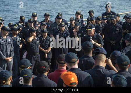 Le Golfe Arabique (nov. 17, 2016) Arrière Adm. Jim Malloy, commandant de la Task Force 50, parle de l'équipage de l'USS destroyer lance-missiles Hopper (DDG 70) sur le pont d'envol du navire. Hopper soutient les opérations de sécurité maritime et les efforts de coopération en matière de sécurité dans le théâtre dans la 5e flotte américaine zone d'opérations. Banque D'Images