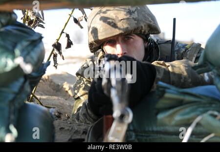 Un soldat du 1er Bataillon, 80e brigade aéromobile se prépare à congédier son AK-47 lors d'un tir de suppression d'entraînement dirigé par des soldats affectés au 6e Escadron, 8e régiment de cavalerie, d'infanterie 2e Brigade Combat Team, 3e Division d'infanterie, à l'internationales de maintien de la paix et à la sécurité, le 18 novembre 2016. Cette formation est l'une des tâches collectives que le bataillon ukrainien doit accomplir au cours de leurs 55 jours de rotation avec le Group-Ukraine multinational interarmées. La formation est conçue pour renforcer les compétences défensives de l'Armée de terre de l'Ukraine afin d'i Banque D'Images