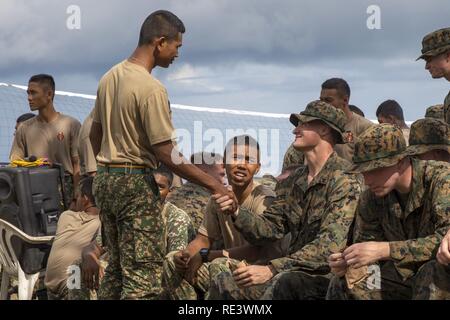 La province de Sabah, Malaisie (nov. 11, 2016) Un soldat du 7e Bataillon, Royal Malay Regiment, serre la main avec un bataillon de marine avec l'équipe d'atterrissage 1er Bataillon, 4ème Marines, après une journée de formation au cours de l'exercice Tiger 16 dans la grève de la province de Sabah, Malaisie, le 12 novembre 2016. À la fin de la première journée, les Marines et Les Soldats rompaient le pain et a joué au volleyball, construire la camaraderie entre les deux forces. Grève 16 Tiger est un exercice bilatéral entre l'île de Makin Groupe Amphibie/11e Marine Expeditionary Unit les Forces armées malaisiennes et conçu pour améliorer commun Banque D'Images