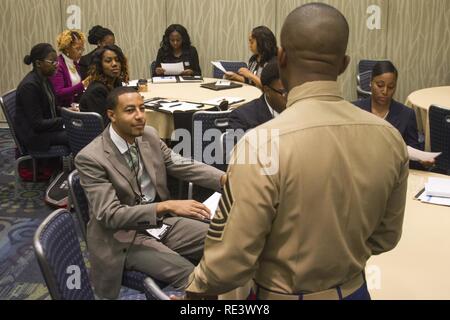 Le Master Sergeant Demetrius D. Bell accueille l'art du conte atelier pendant le Thurgood Marshall College Fund Management Institute à l'hôtel Hilton de Washington à Washington, D.C., le 20 novembre, 2016. L'atelier enseigne TMCF aux participants comment se conduire à travers les entrevues d'emploi avec l'utilisation de la narration. L'hôte d'événements comme les marines d'entraînement, et des discussions pour l'TMCF comme un moyen de donner en retour à la communauté et la forme de jeunes leaders. Des centaines d'étudiants de partout dans le United States se réunissent pour les TMCF pour l'occasion d'apprendre de l'expérience des hommes et des femmes qui est passé de même culture b Banque D'Images