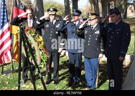 Alors que la plupart des gens célébrer Veteran's Day week-end avec les familles et amis, plus d'une centaine de personnes sont venues au cimetière militaire de Fort Douglas 13 novembre pour honorer les 41 prisonniers de guerre allemands (POE) qui sont enterrés ici des deux guerres mondiales I et II. À la fin de la cérémonie, le Fort Douglas parti officiel a déposé une gerbe de cérémonie au pied du monument qui honore les morts des soldats allemands et des marins. Ce monument est un charnier où 21 des 41 prisonniers de guerre allemands sont enterrés, situé à l'angle sud-ouest de Fort Douglas le cimetière. Banque D'Images
