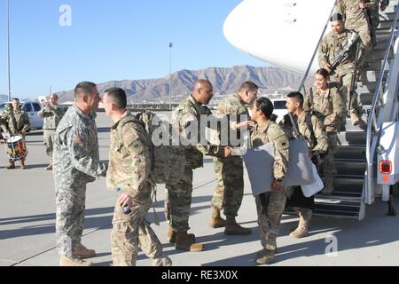 Plus de 100 soldats de la 369e compagnie chimique basée à Fort Bliss, Texas, est revenu d'un déploiement de neuf mois au Koweït le 14 novembre. 76e Division de l'intervention opérationnelle de général commandant adjoint du brig. Le général James Blankenhorn, commande et le Sgt. Le major Michael Robinson, étaient sur place pour accueillir les soldats pendant qu'ils marchaient vers le bas de l'avion. Banque D'Images