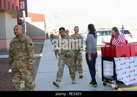 Plus de 100 soldats de la 369e compagnie chimique basée à Fort Bliss, Texas, est revenu d'un déploiement de neuf mois au Koweït le 14 novembre. 76e Division de l'intervention opérationnelle de général commandant adjoint du brig. Le général James Blankenhorn, commande et le Sgt. Le major Michael Robinson, étaient sur place pour accueillir les soldats pendant qu'ils marchaient vers le bas de l'avion. Banque D'Images