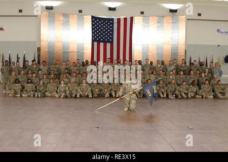 Plus de 100 soldats de la 369e compagnie chimique basée à Fort Bliss, Texas, est revenu d'un déploiement de neuf mois au Koweït le 14 novembre. 76e Division de l'intervention opérationnelle de général commandant adjoint du brig. Le général James Blankenhorn, commande et le Sgt. Le major Michael Robinson, étaient sur place pour accueillir les soldats pendant qu'ils marchaient vers le bas de l'avion. Banque D'Images