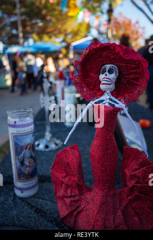 Un squelette féminin figure appelée Catrina dans une robe rouge à la Dia de Los Muertos / le Jour des Morts autel de Mesilla, New Mexico, USA Banque D'Images