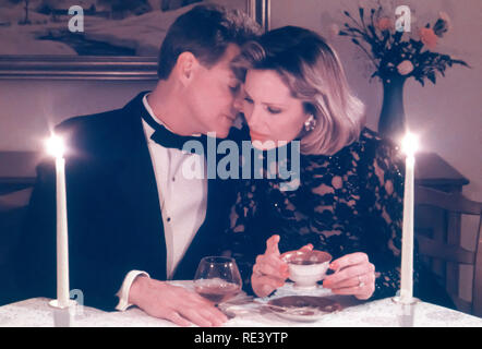 Couple d'âge moyen à un dîner officiel parti, USA Banque D'Images