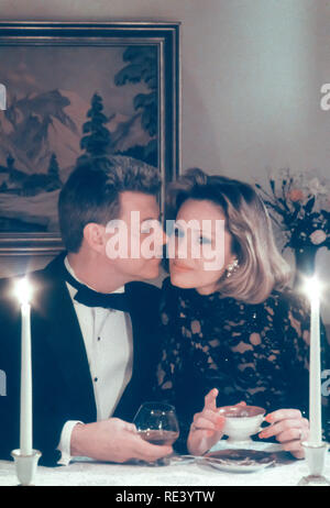 Couple d'âge moyen à un dîner officiel parti, USA Banque D'Images