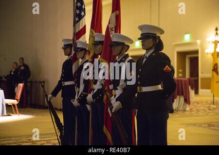 Le Bataillon de Quartier général de color guard se prépare pour le 241e anniversaire HQBN Marine Corps Ball au Caesar's Palace à Las Vegas, Nevada, Novembre 19th, 2016. Banque D'Images