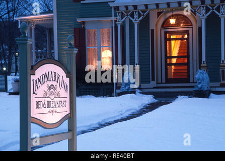 Victorian Inn seigneuriale avec neige en hiver à Cooperstown est accueillant la nuit, New York, USA Banque D'Images