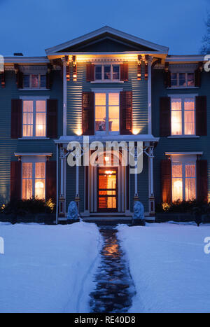 Victorian Inn seigneuriale avec neige en hiver à Cooperstown est accueillant la nuit, New York, USA Banque D'Images