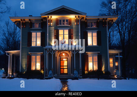 Victorian Inn seigneuriale avec neige en hiver à Cooperstown est accueillant la nuit, New York, USA Banque D'Images