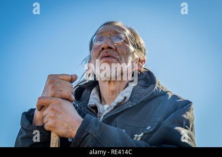 Standing Rock, États-Unis. Feb 20, 2017. Au cours de la population autochtone mars à Washington DC, un aîné autochtone, Nate Phillips, un membre de la Nation d'Omaha et d'un Vietnam Vet, a été ouvertement raillé par un groupe d'adolescents de Covington Catholic High School., un privé, tous les hommes de high school à Park Hills, Kentucky. Crédit : Michael Nigro/Pacific Press/Alamy Live News Banque D'Images