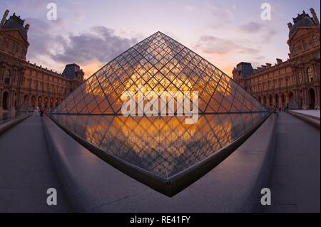 Pyramide du Louvre au coucher du soleil, Paris, France, Europe Banque D'Images