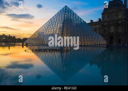 Pyramide du Louvre au coucher du soleil, Paris, France, Europe Banque D'Images