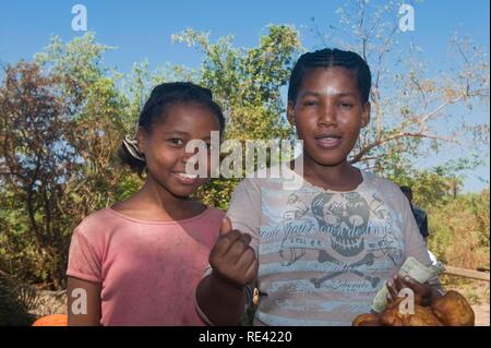 Portrait des femmes malgaches, Morondava, Madagascar, Afrique Banque D'Images