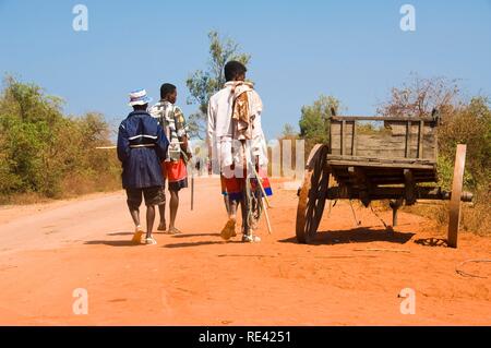 Peuple malgache sur une red road, Morondava, Madagascar, Afrique Banque D'Images